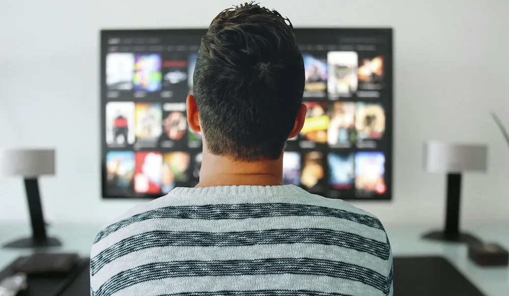 Hombre, televisor- Pixabay