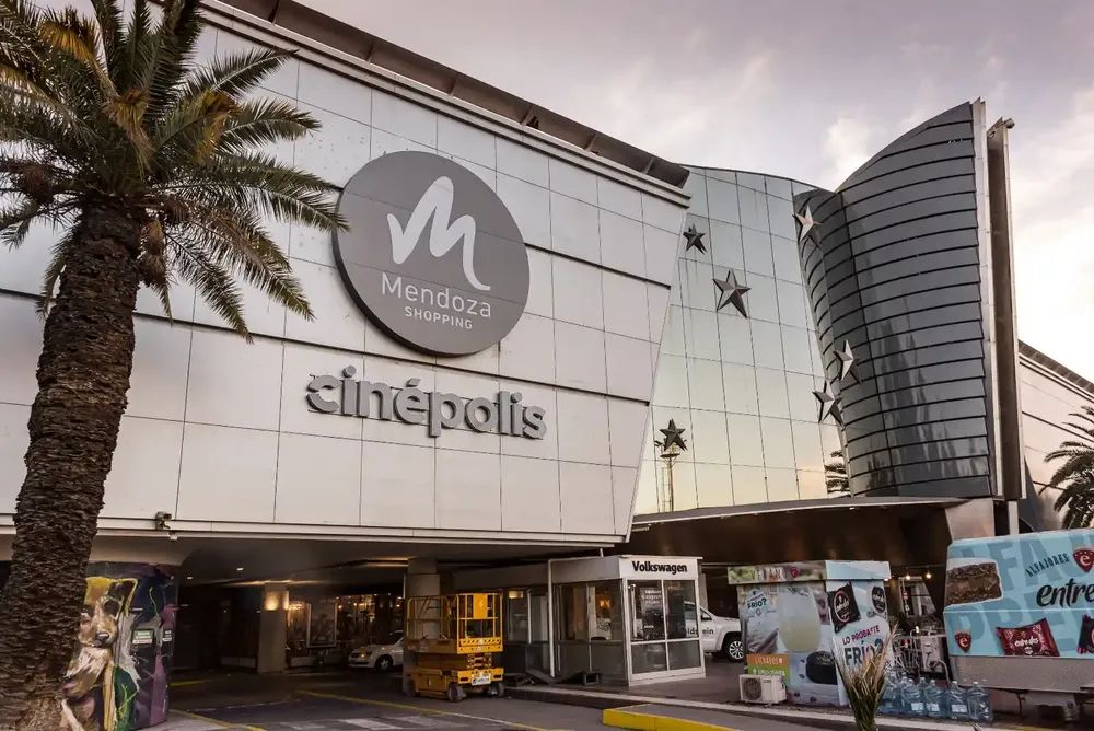 Frente Mendoza Shopping lateral