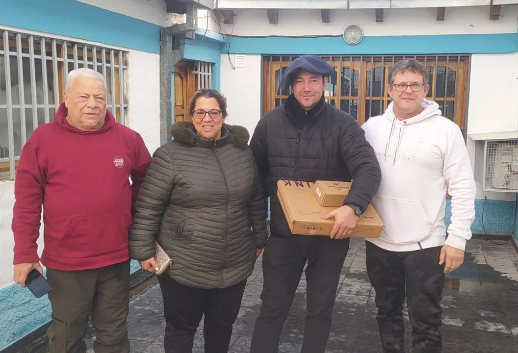 Gobierno - entrega de equipo satelital