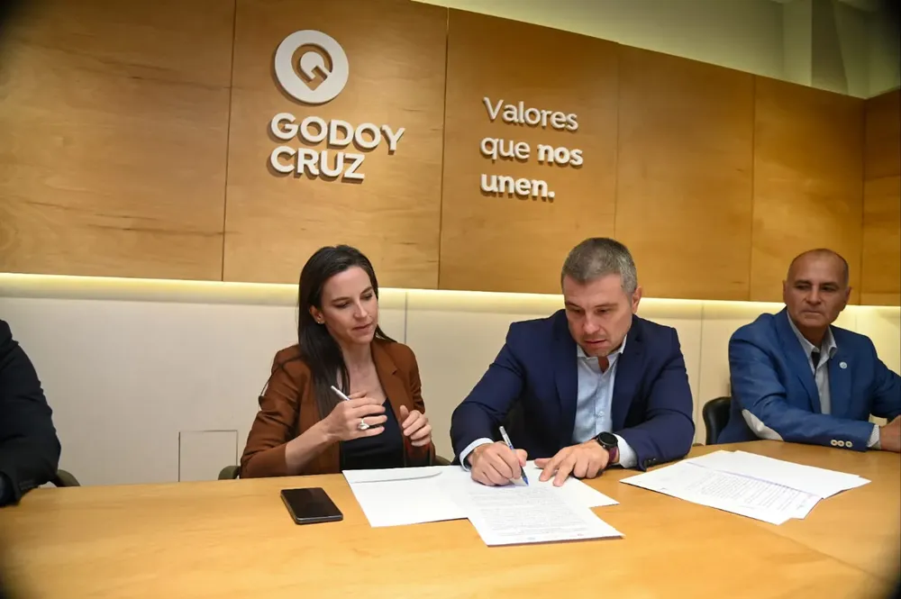 Godoy Cruz firma convenio con seguridad 2