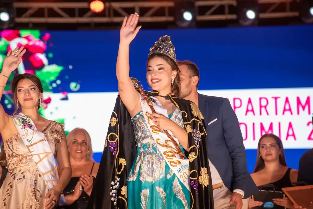 La Paz eligió a Victoria Lucero como su nueva reina departamental