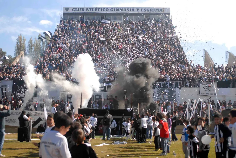 Gimnasia - tribuna con gente