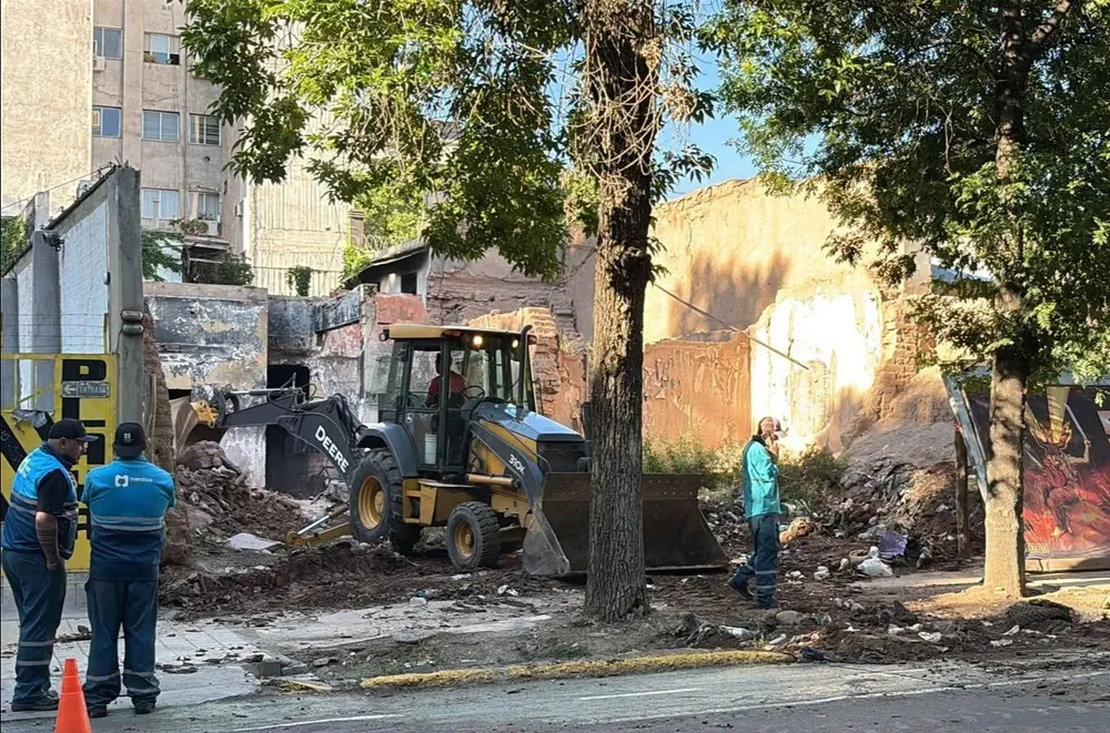 Ciudad - demolición calle necochea 1