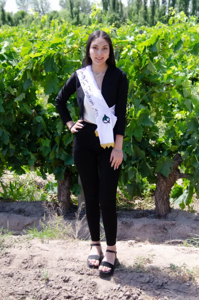 Santa Rosa - CANDIDATA Nº3 Nadia Melina Amparo Rosales – 21 años Representa al Club Social y Deportivo Viña Fundación