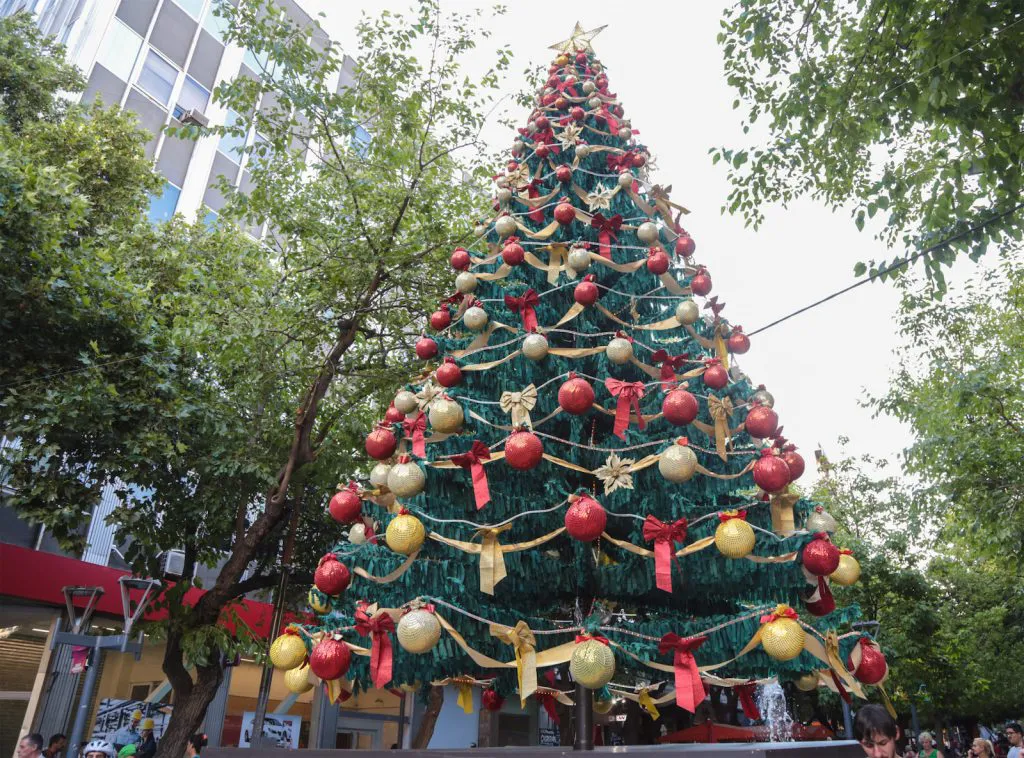 Ciudad - fin de año - árbol de navidad