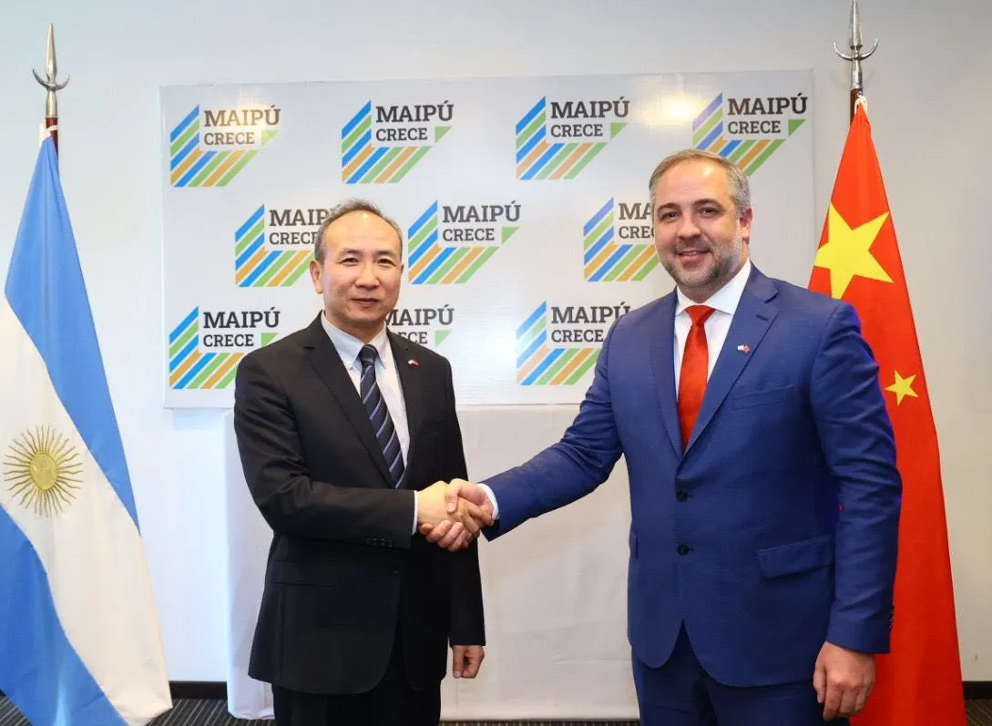 Stevanato junto al embajador de China