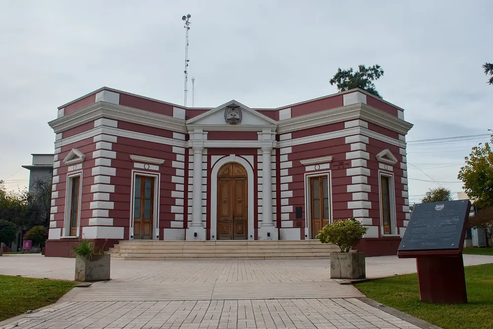 Fachada Municipalidad de Godoy Cruz. Foto: Emilio Diumenjo.
