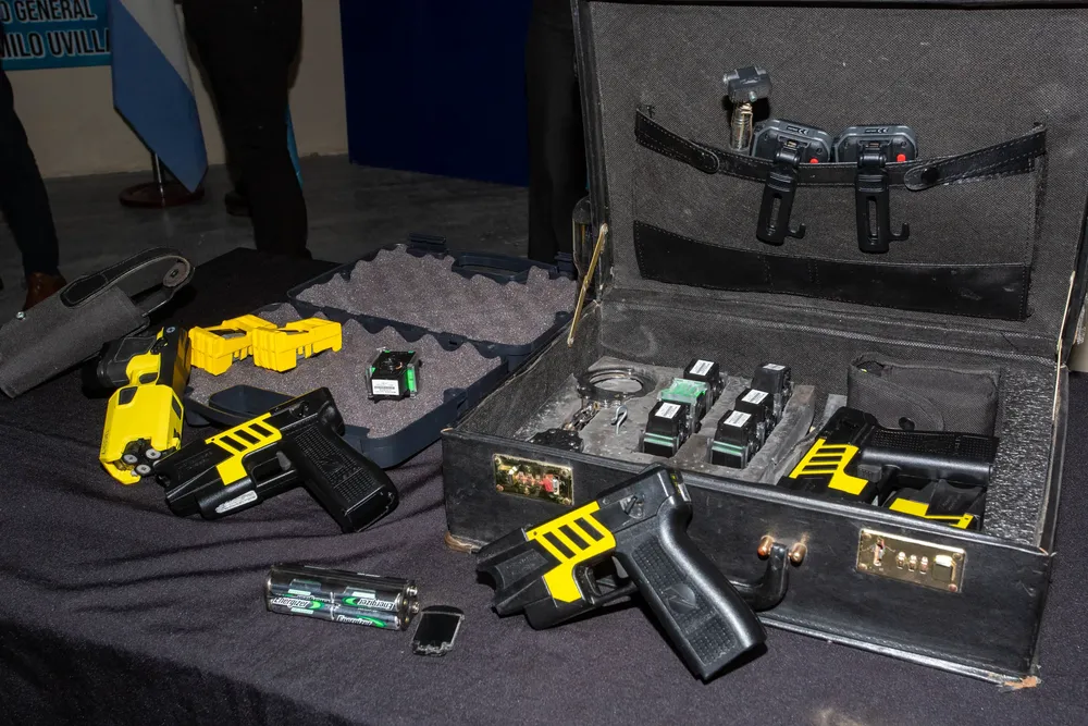 Capital - pistolas taser 1