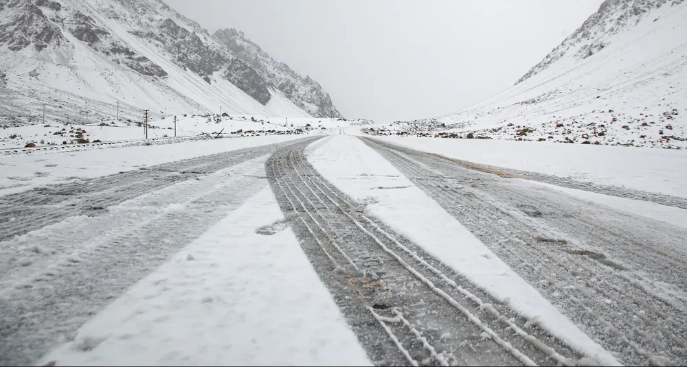 Montaña caminos nevados 1