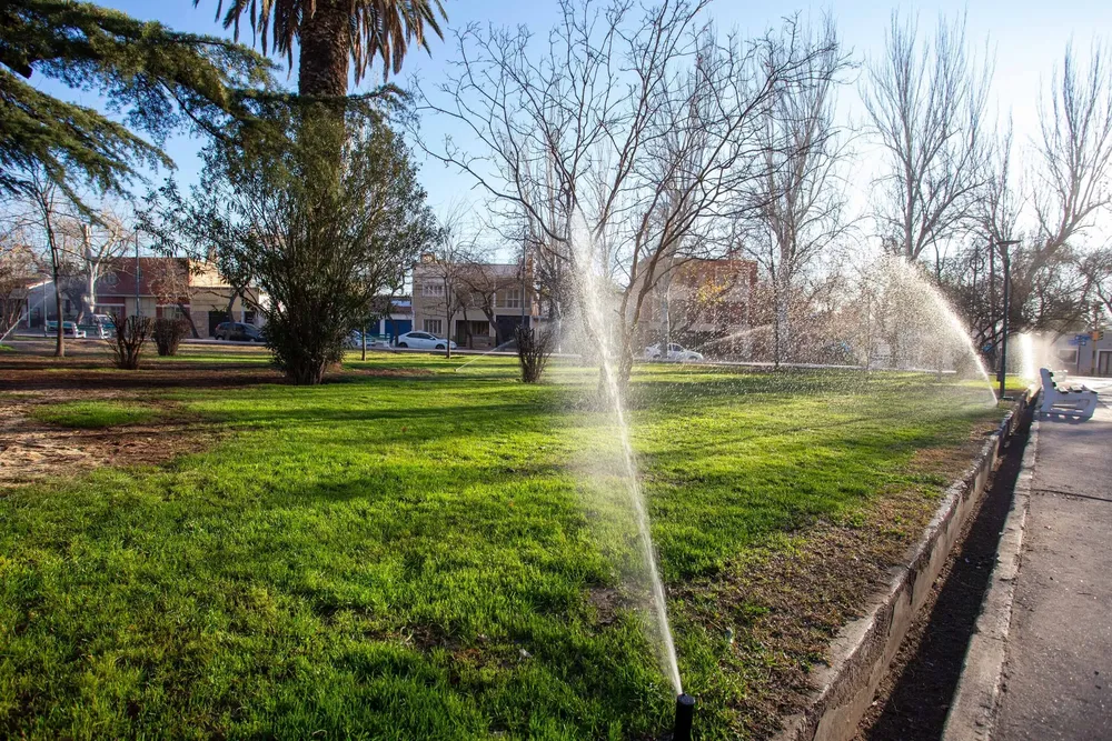 Ciudad - riego plaza