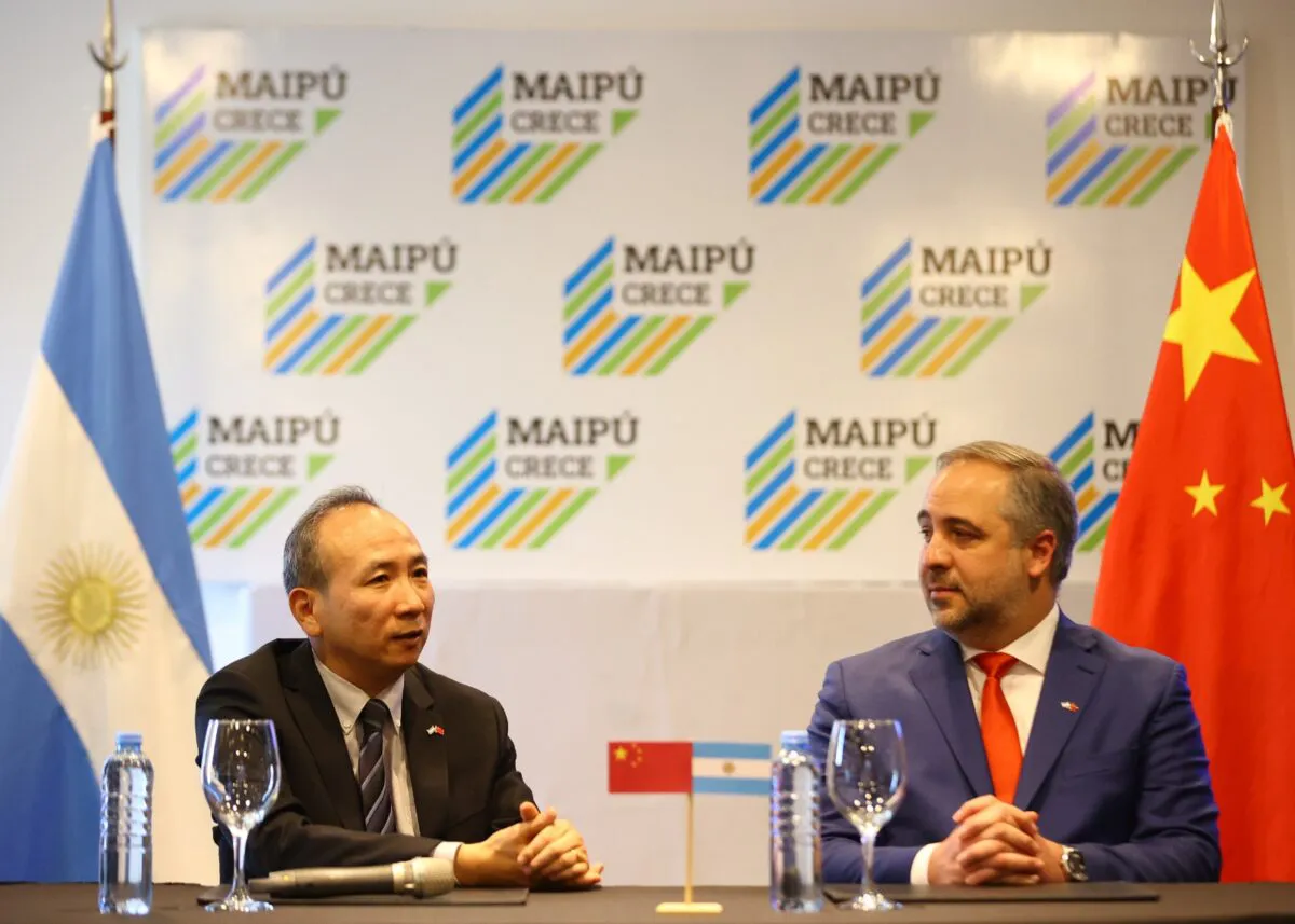 Stevanato junto al embajador de China