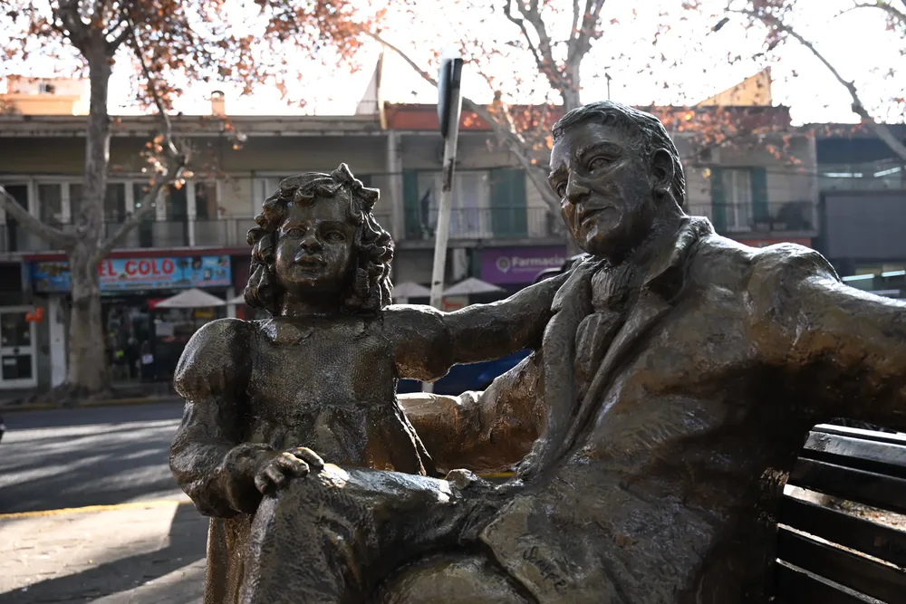 Ciudad - San Martin y Merceditas en el paseo Alameda 2