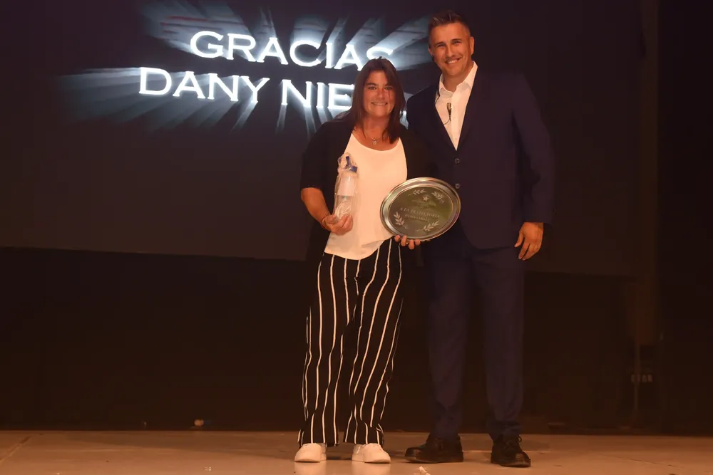 Reconocimiento a la trayectoria para Daniela Niella. Entrega el premio Guido Vacca.