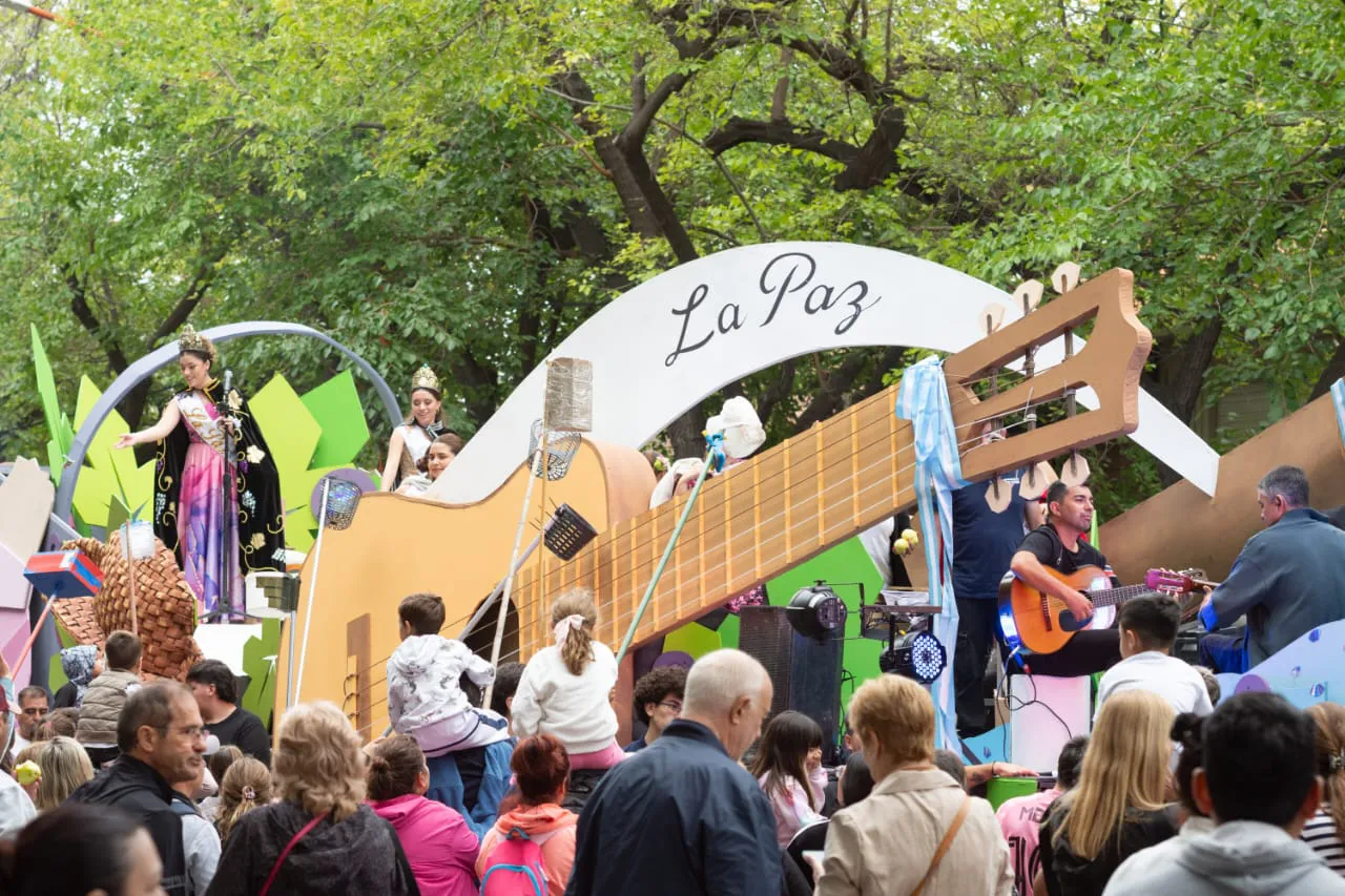Carro vendimial La Paz. Foto: Emilio Diumenjo.
