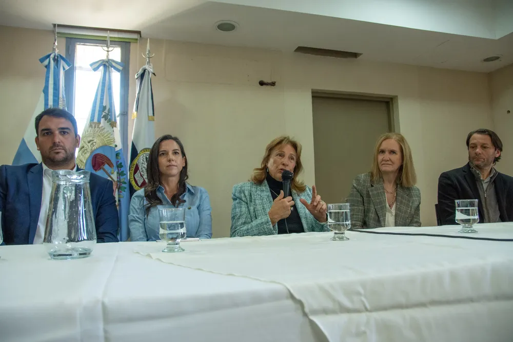 Autoridades en el acto de entrega