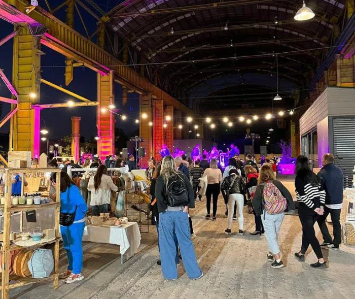 Flor-de-Feria-en-Planta-Uno-2-700x589