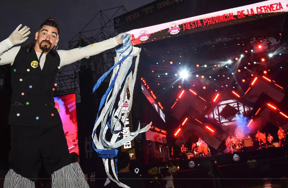 fiesta-de-la-cerveza-godoy-cruz-mendoza-artista-señalando-el-escenario