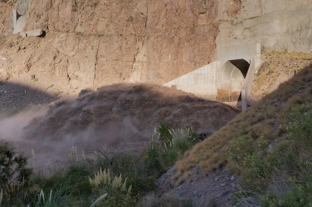 Descarga del dique Potrerillos