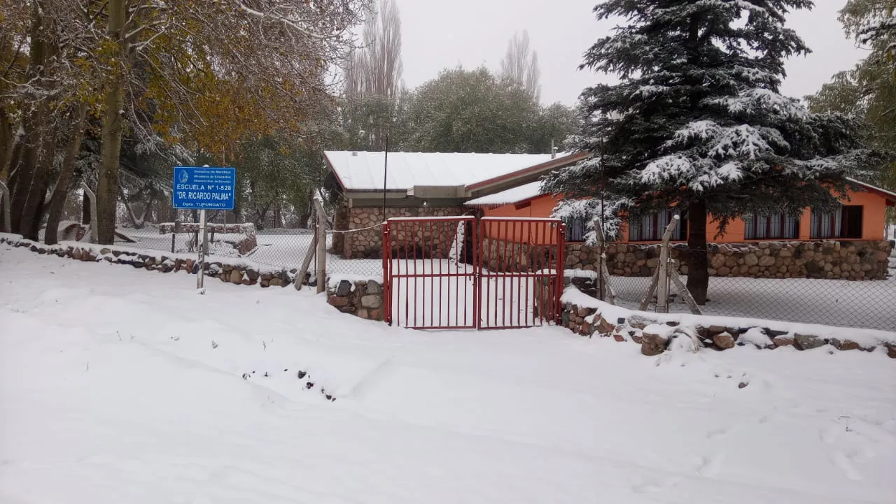 Escuela con nieve